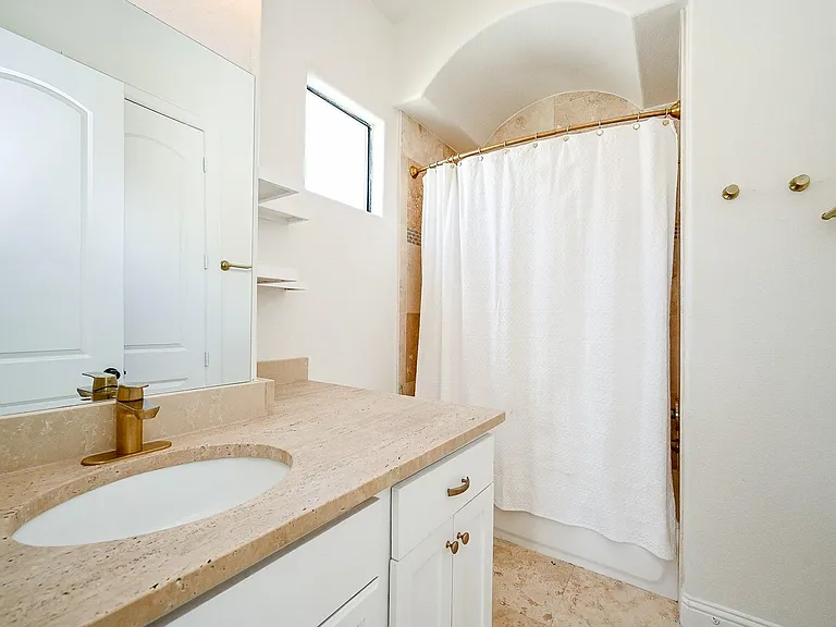 1825 W 24th St — Photo 27