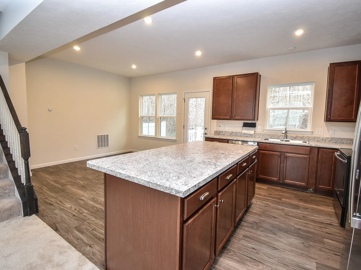 3 bed, 2.5 bath, 1558 sqft, $2,400 — Photo 4