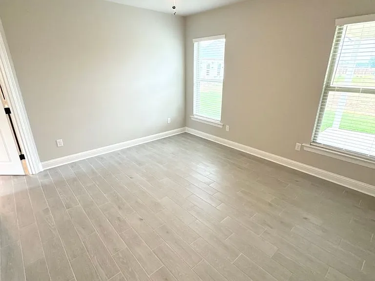 213 Paisley Ln — Photo 4