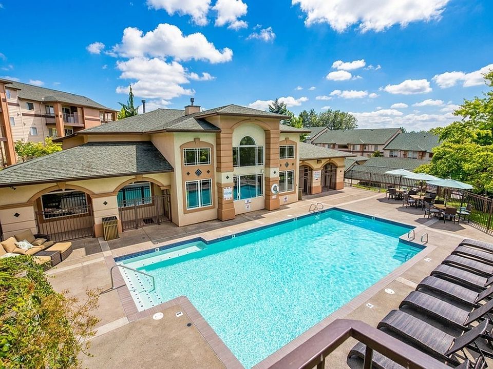 Scott Mountain Apartments Exterior Summertime