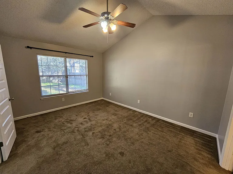 2428 Beechnut Ln — Photo 8