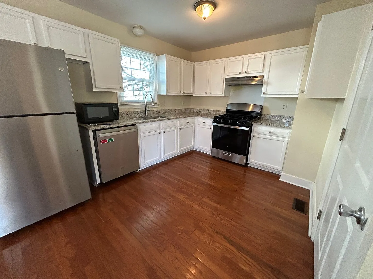 2 bed, 1100 sqft, $3,000 — Photo 4