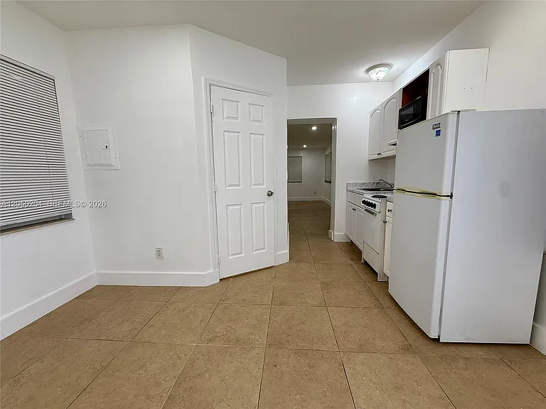 427 NE 62nd St #14 — Photo 2