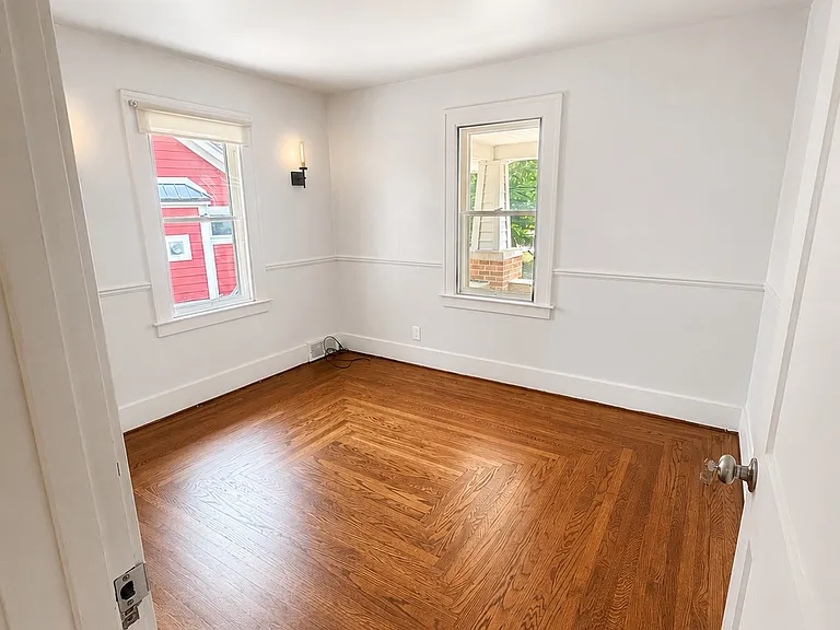 325 Parkdale Ave — Photo 4