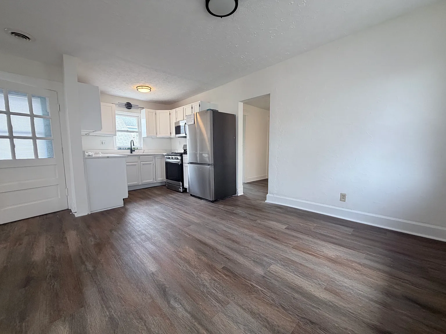 1 bed, 1100 sqft, $1,600 — Photo 4
