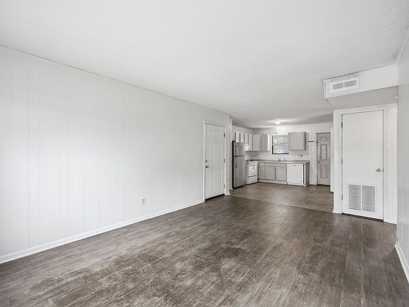 3rd image of 102 Ravenwood Dr APT B
