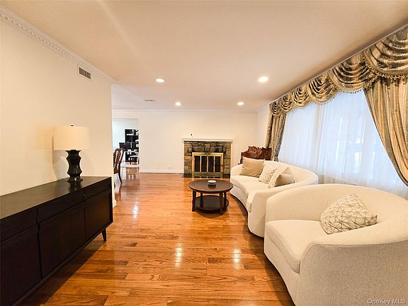 4th image of 64 Middleneck Road