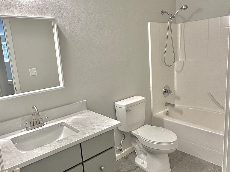220 NE 57th Ave — Photo 14