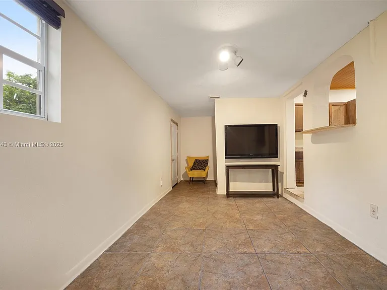 6401 SW 63rd Ct — Photo 11