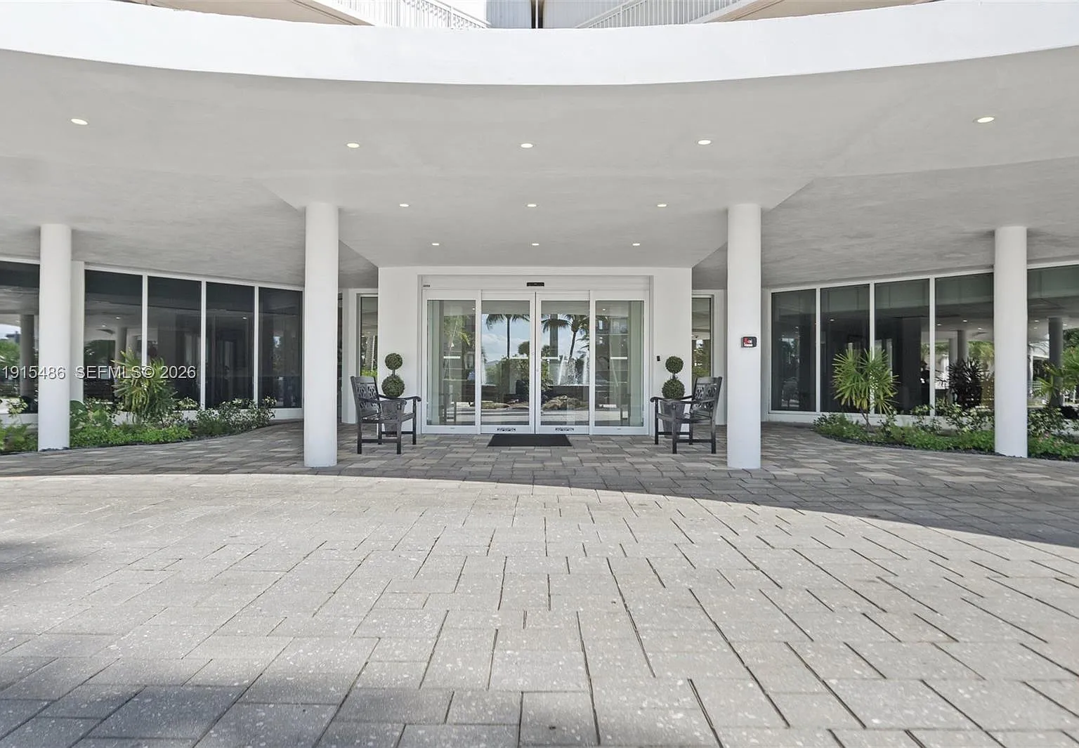 Barclay Condo — Photo 2