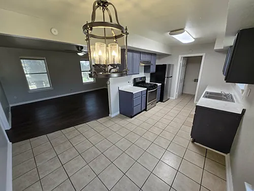 313 Calgary Ave #C Photo 1