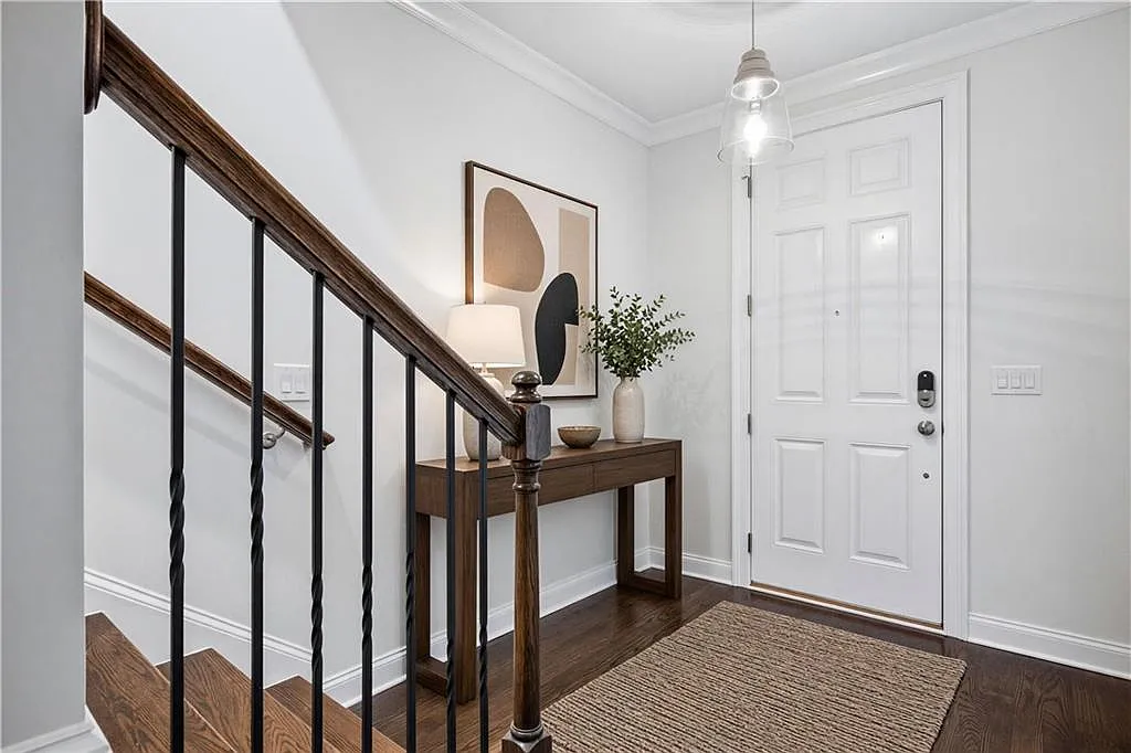 3 bed, 3.5 bath, 2142 sqft, $5,200 — Photo 2