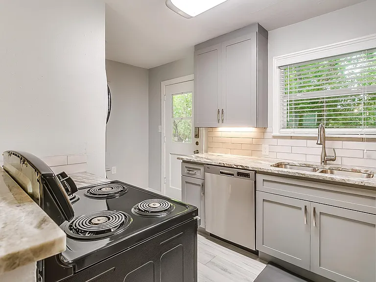 4704 Collinwood Ave — Photo 10