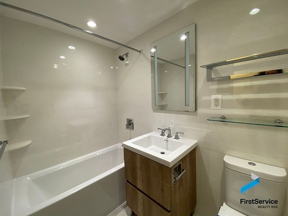 2nd image of 123 E 54th St #5D