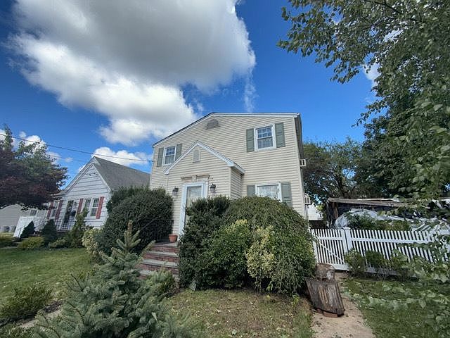 2nd image of 714 Elm St