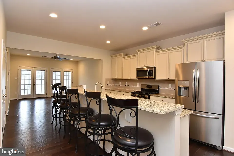 4 bed, 2.5 bath, 2350 sqft, $2,750 — Photo 4