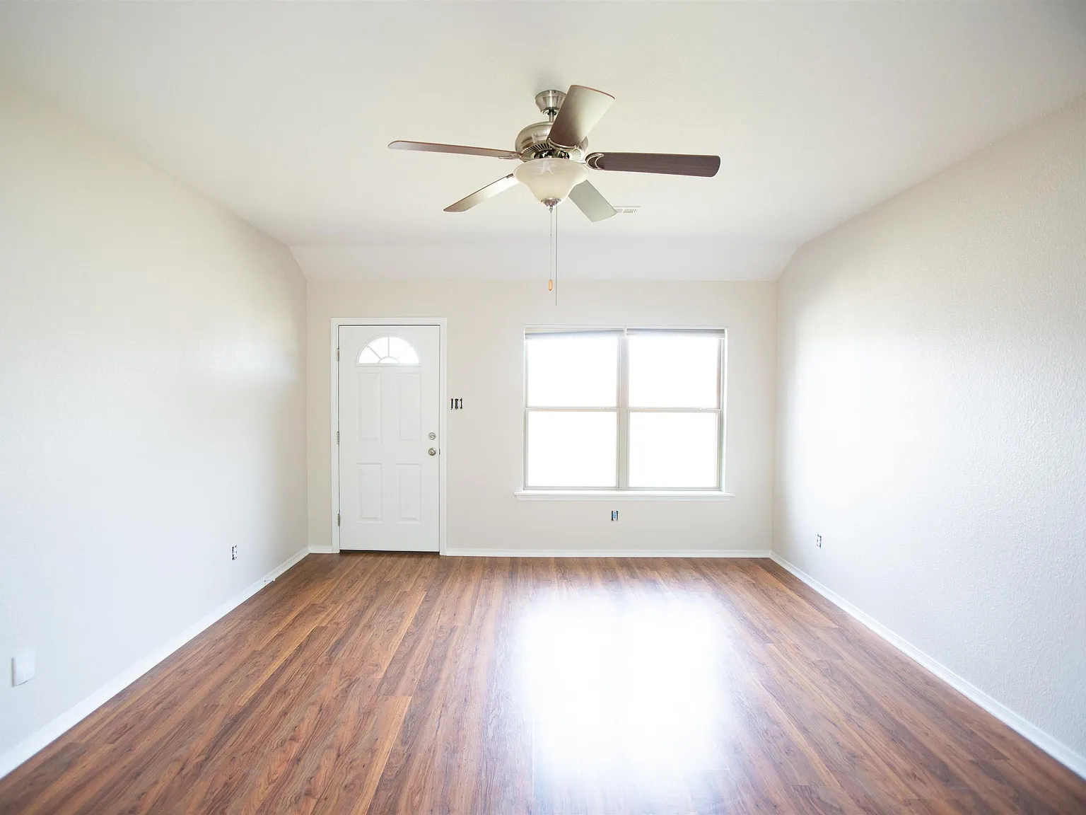 3 bed, 2.0 bath, 1345 sqft, $1,650 — Photo 2