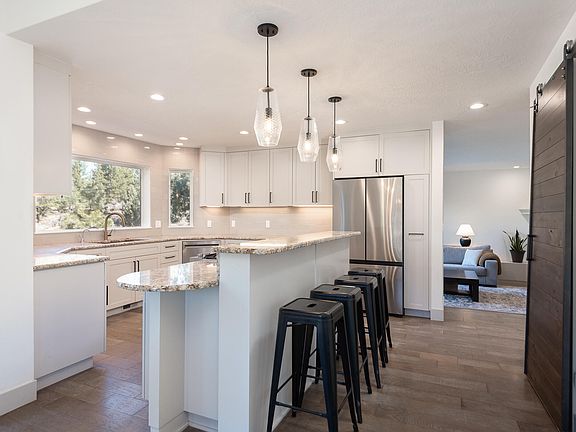 4th image of 60012 Ridgeview Dr W