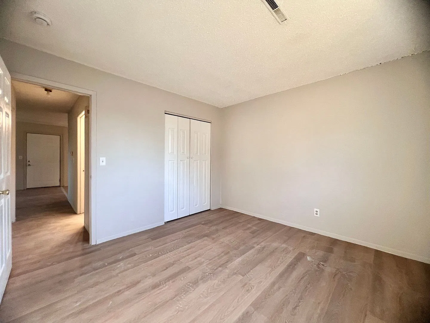 ET2134 E Locust St — Photo 2