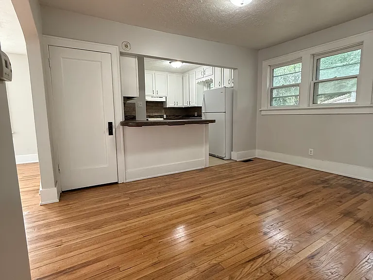 480 Houston Ave — Photo 3