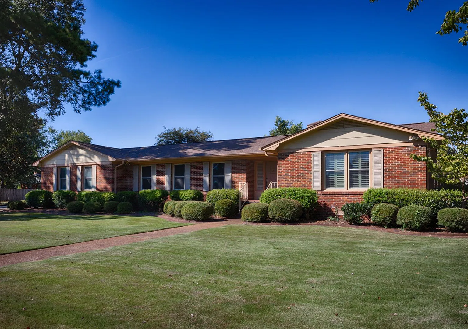 Your Dream Home Awaits in Huntsville's Medical District! — Photo 1