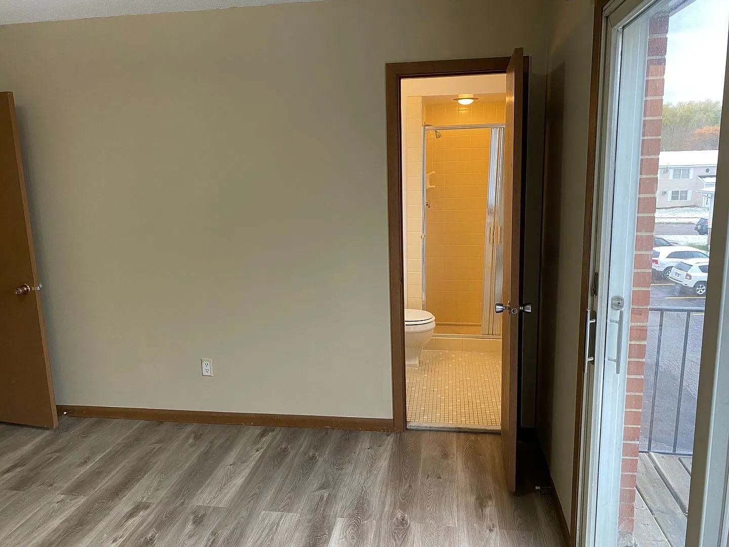 Colonial Apartments — Photo 4