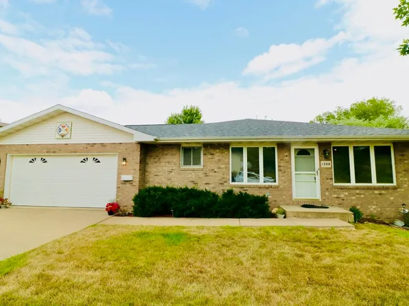 1398 Oak Park Pl, Dubuque, IA 52002