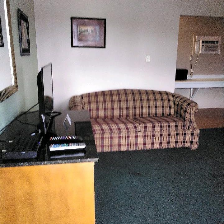2nd image of 533 W 7th St #6