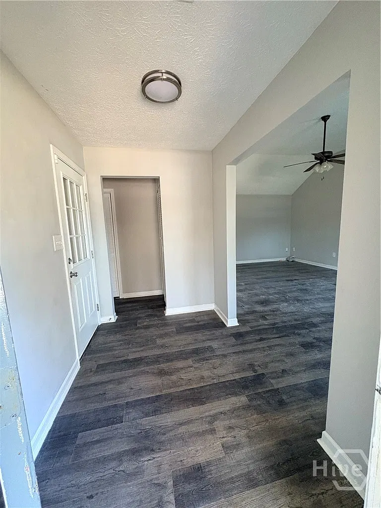 3 bed, 2.0 bath, 1460 sqft, $2,100 — Photo 3