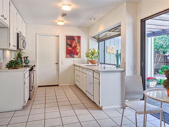 5th image of 1005 Vanderbilt Way