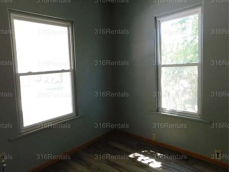 113 S Oak St — Photo 8