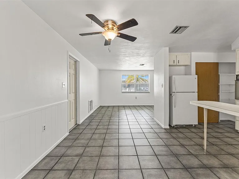 1050 Saxon Ln — Photo 3