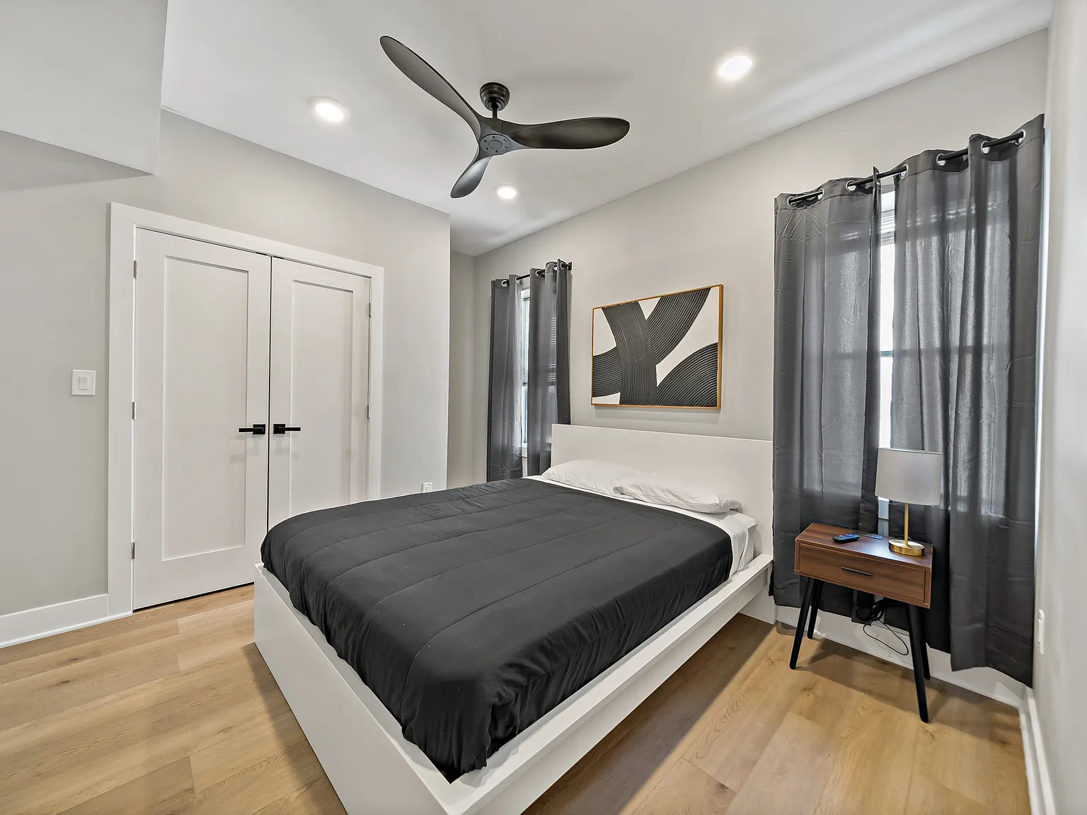 3 bed, 900 sqft, $3,000 — Photo 3