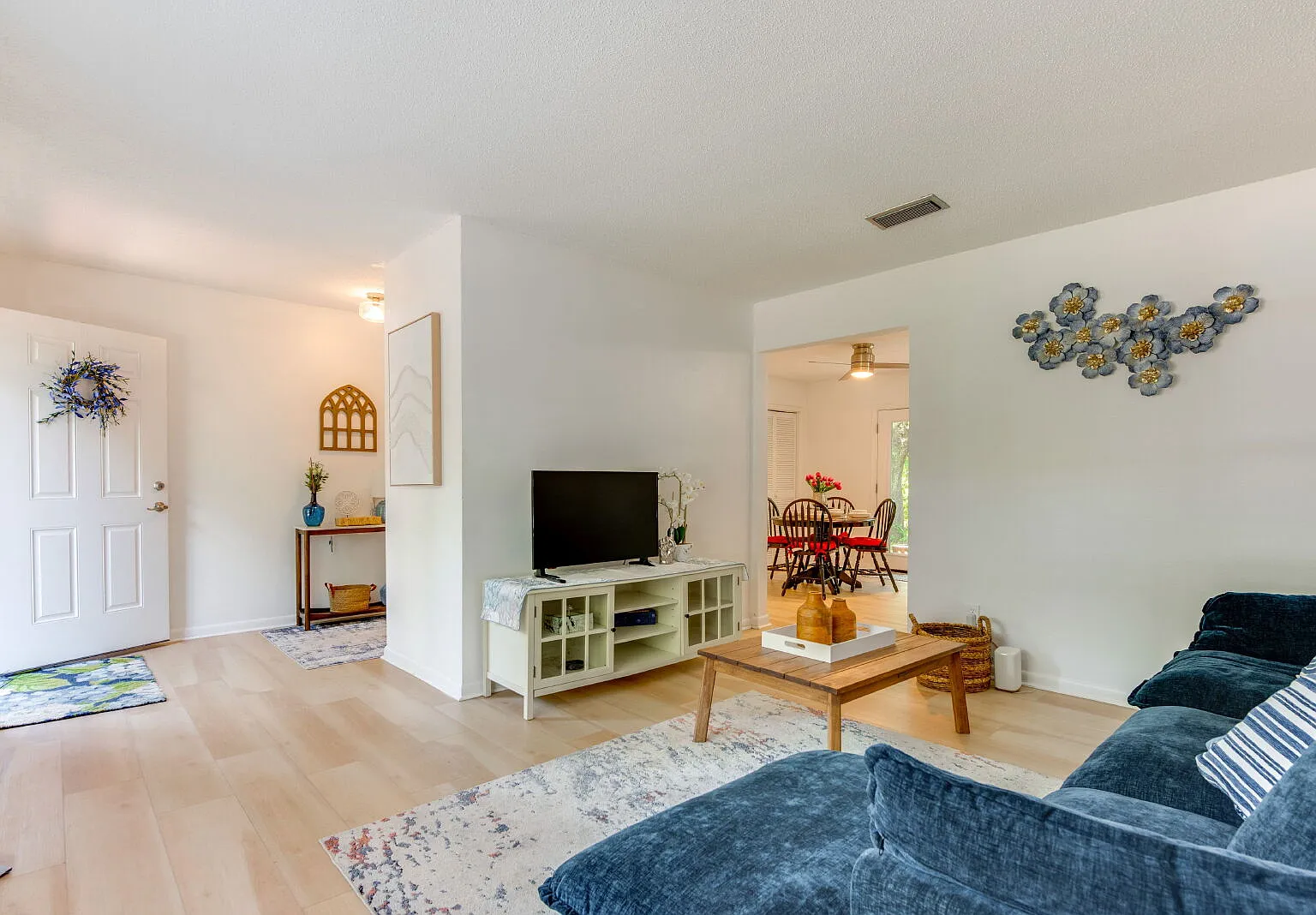 3 bed, 2.0 bath, 1288 sqft, $2,300 — Photo 3