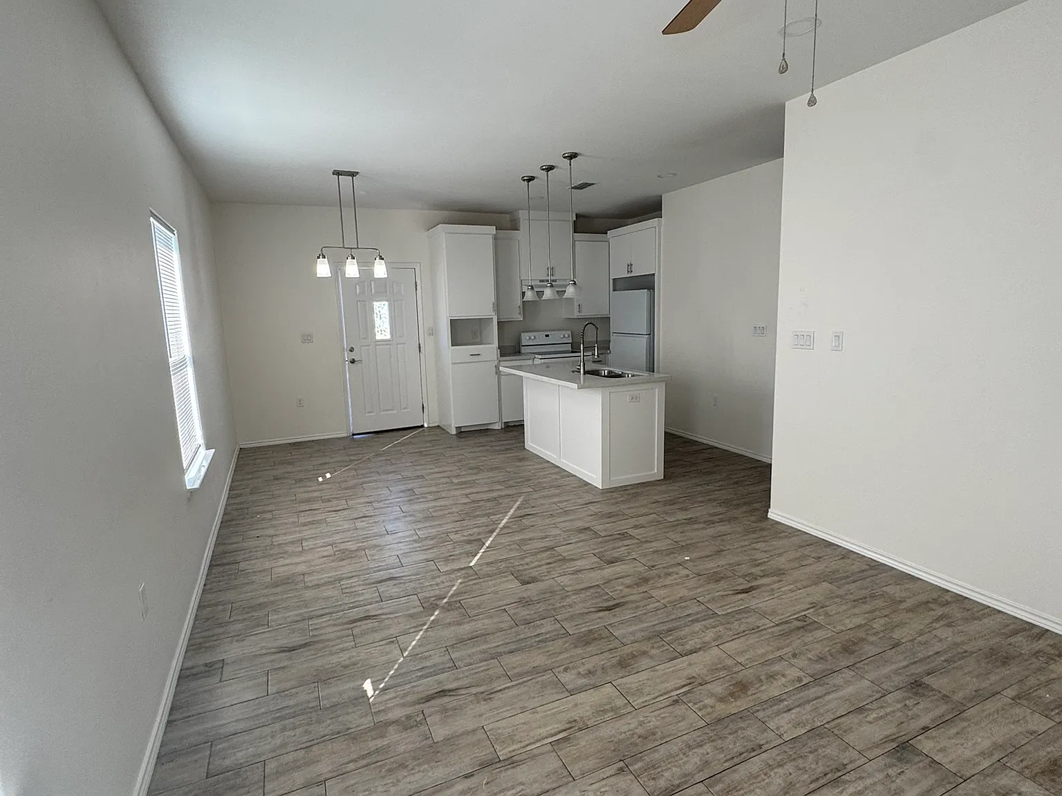 2116 E Valley Cir — Photo 2