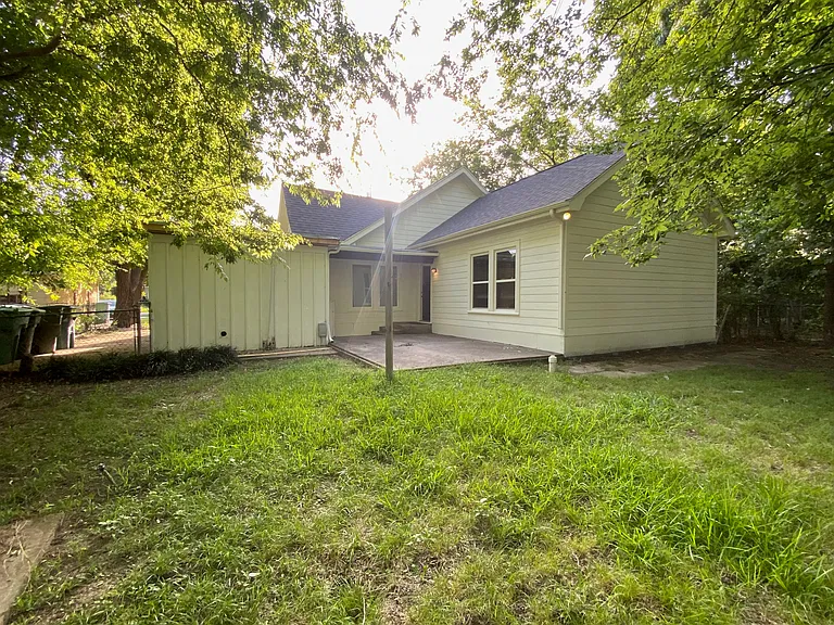 1331 S Travis St — Photo 16