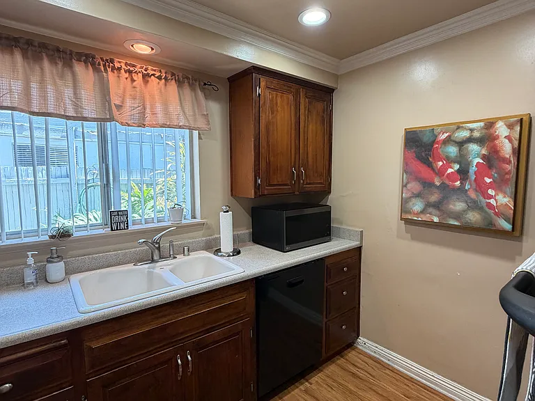 313 N Acacia Ave #D — Photo 11