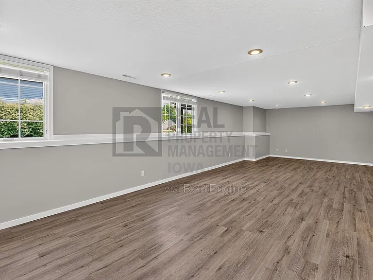 2305 NE Hanover Ct — Photo 29