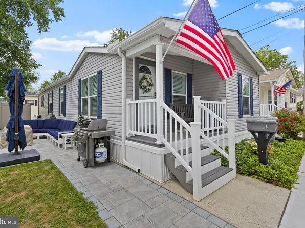 5 Forest Dr, Hightstown, NJ 08520