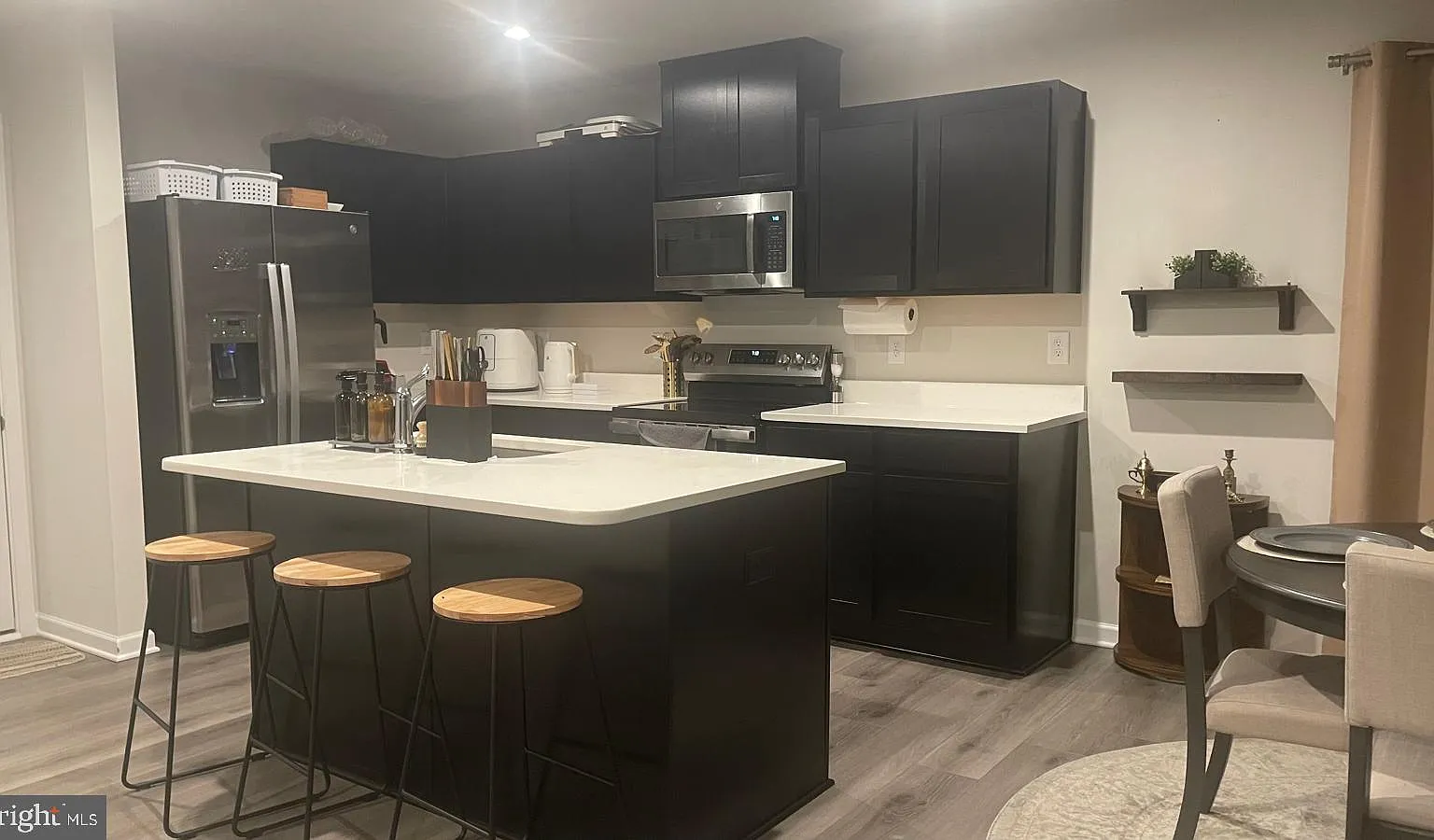 4 bed, 2.5 bath, 1660 sqft, $2,199 — Photo 2
