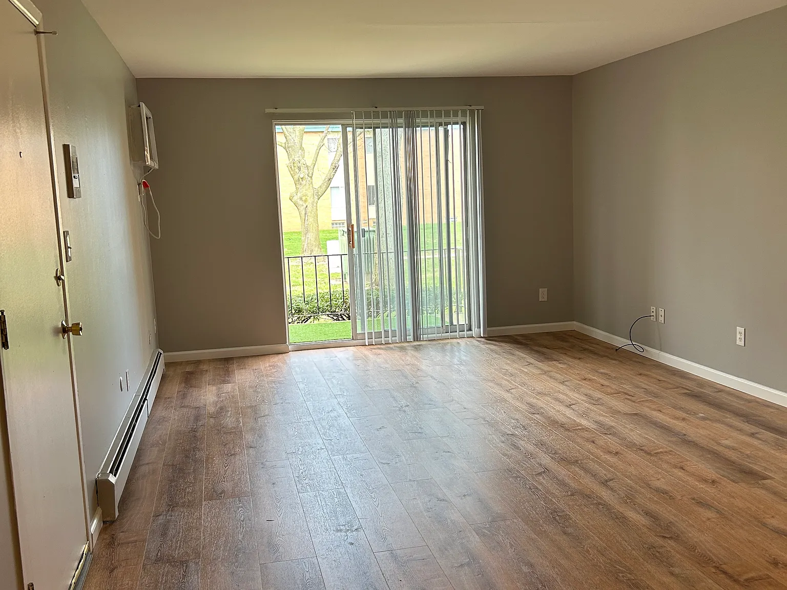 1830 Axtell Dr — Photo 2