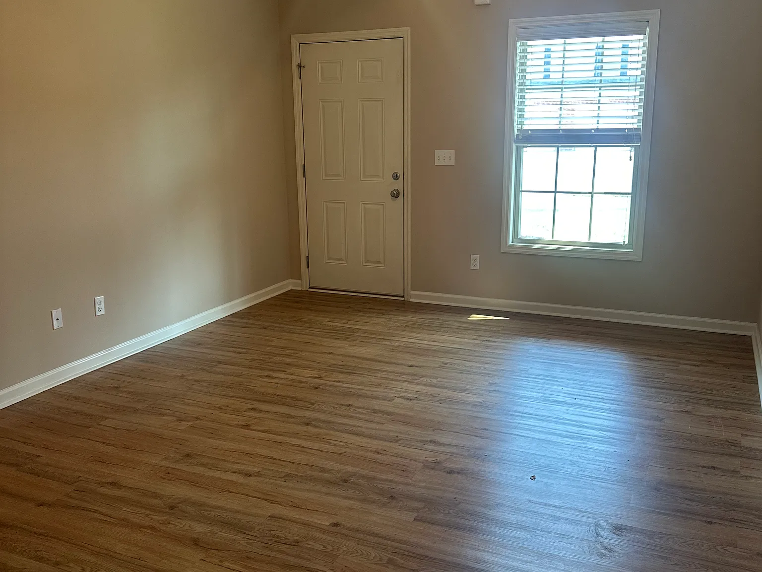 3 bed, 2.5 bath, 1400 sqft, $1,400 — Photo 4