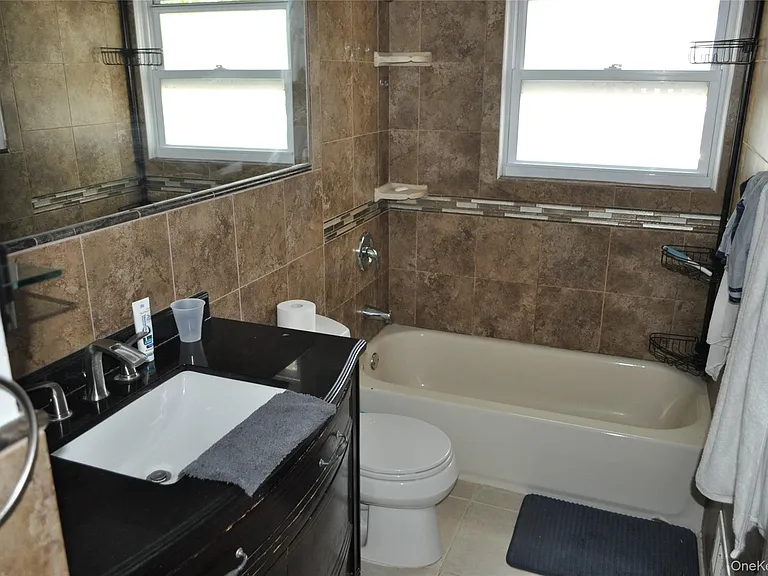17 Circle Dr E — Photo 9
