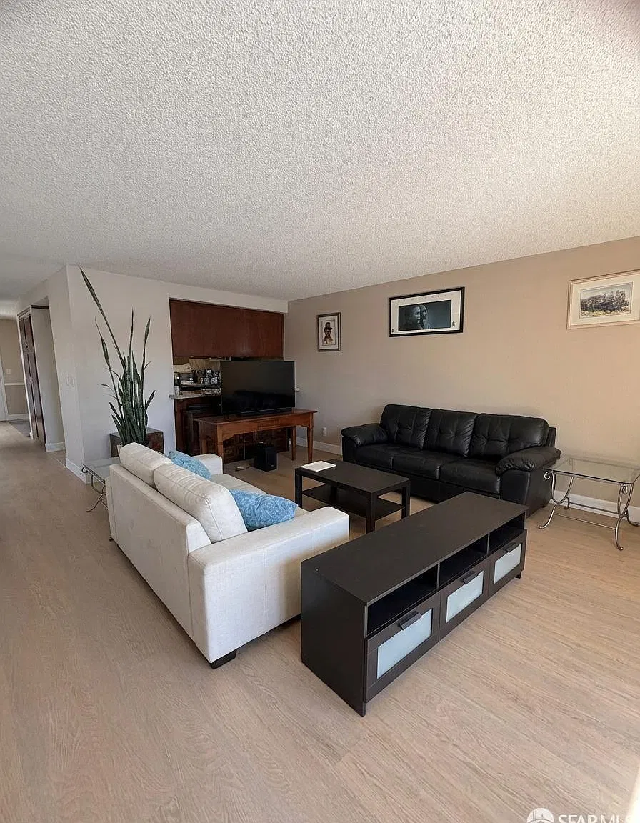 3 bed, 2.5 bath, 1900 sqft, $6,800 — Photo 3