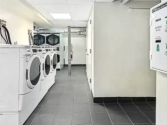 5th image of 409 E 6th St APT 5C