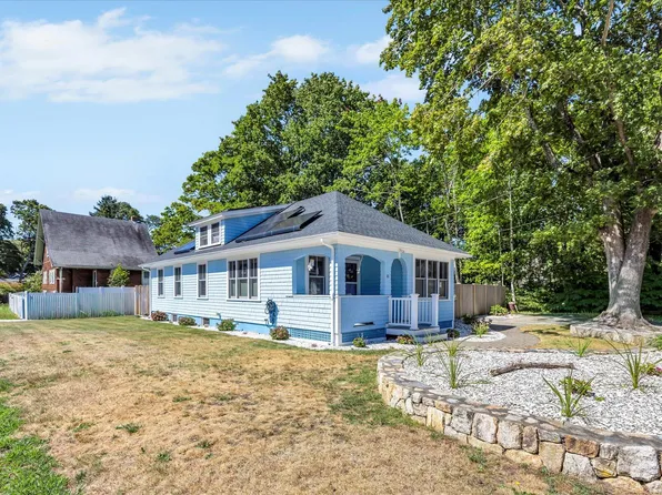 22 Bay View Avenue, Buzzards Bay, MA 02532