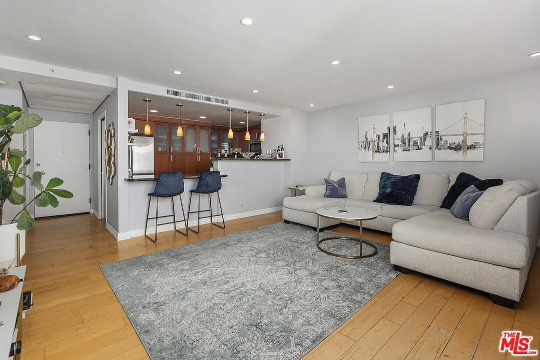 1 bed, 1.0 bath, 815 sqft, $3,600 — Photo 2