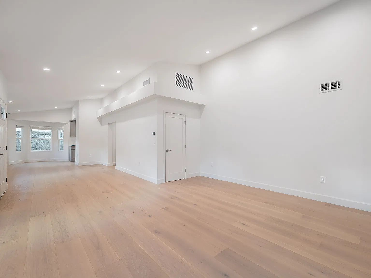 5 bed, 3.5 bath, 2816 sqft, $6,000 — Photo 2
