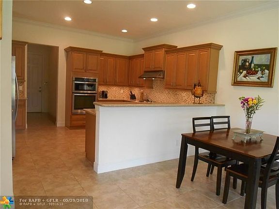 COUNTER TOP AREA PLUS DINING ADEA
