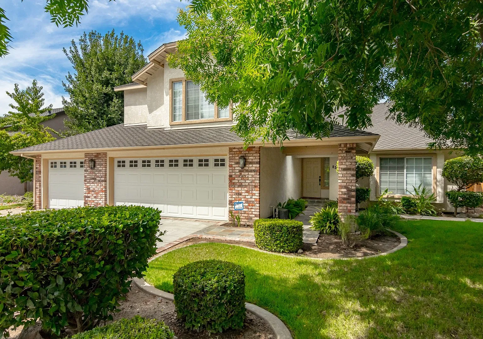 Updated custom home in desirable Lakewood Elementary School District! — Photo 1